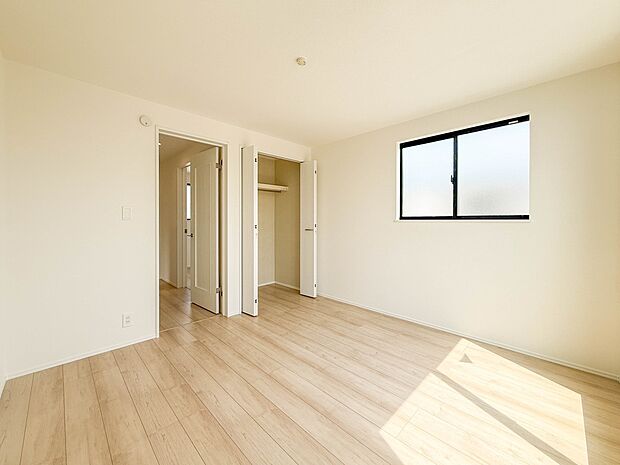 B号棟【洋室6.12帖】シンプルな内装はおしゃれのポイントです。シンプルは華美より飽きがこないからです。色や模様でおしゃれ感をだす。それがシンプルイズビューティーです。
