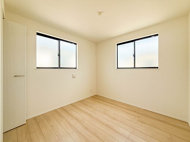 B号棟【子供部屋4.5帖】お子様のお部屋にぴったりなクロークを備えたフローリング仕様の洋室です。