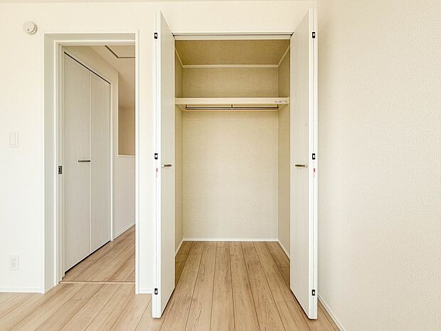 B号棟【収納】壁面クローゼットのメリットは、衣類が横一列に並ぶためひと目で洋服が選びやすいこと。衣類をたくさんお持ちの方も、限られたスペース内に無理なく収納することができます。