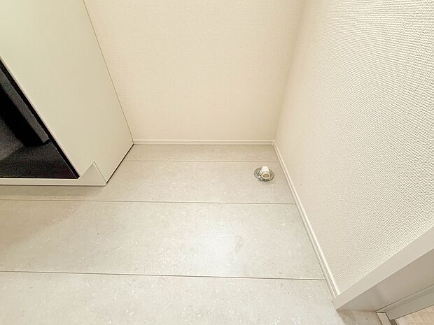 B号棟【ランドリースペース】毎日使う洗濯機。しっかりと奥行きのある置き場が確保されています。