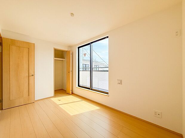 A号棟【子供部屋5帖】お子様のお部屋にぴったりなクロークを備えたフローリング仕様の洋室です。