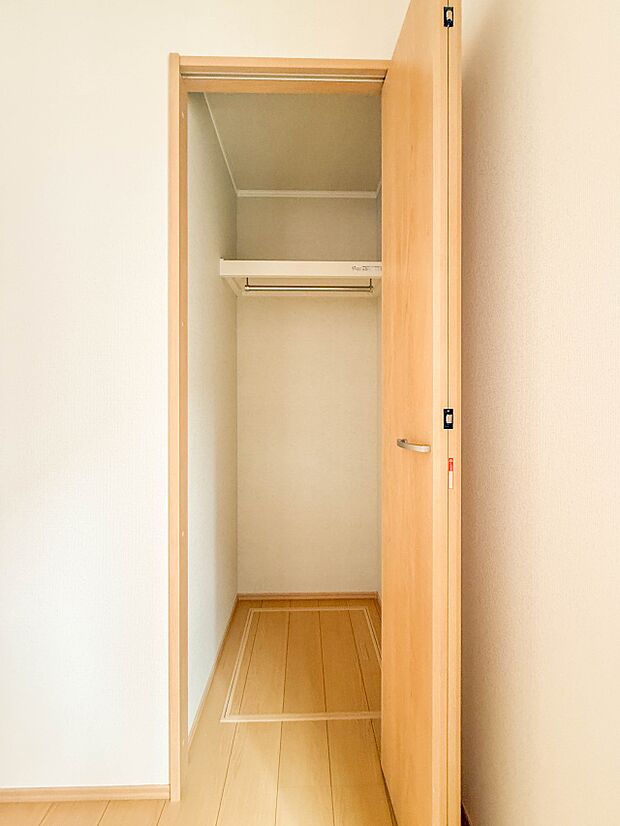 A号棟【収納】壁面クローゼットのメリットは、衣類が横一列に並ぶためひと目で洋服が選びやすいこと。衣類をたくさんお持ちの方も、限られたスペース内に無理なく収納することができます。