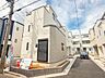 外観：A号棟【前面道路4m】家の前をまっすぐの通りが走っている。クルマは少なく、人々は毎朝、ウォーキング、ジョギング、犬の散歩など、フリーな朝時間を過ごしている。