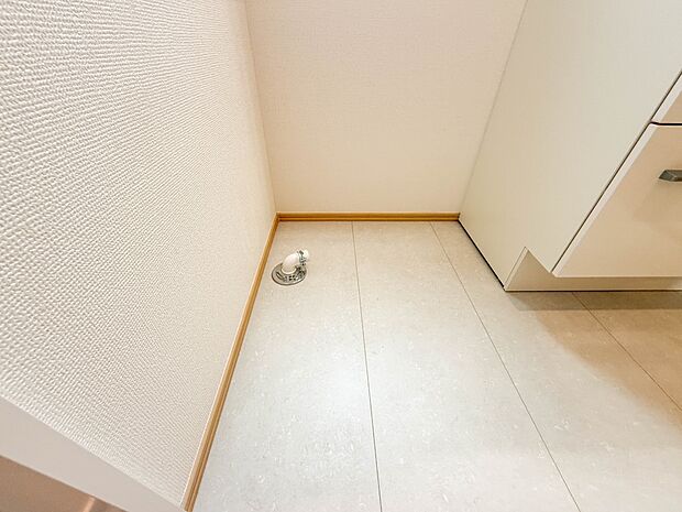 A号棟【ランドリースペース】毎日使う洗濯機。しっかりと奥行きのある置き場が確保されています。