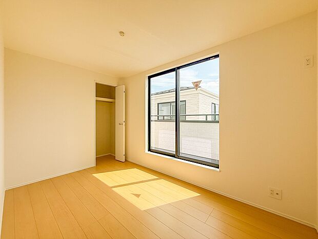D号棟【子供部屋5帖】お子様のお部屋にぴったりなクロークを備えたフローリング仕様の洋室です。