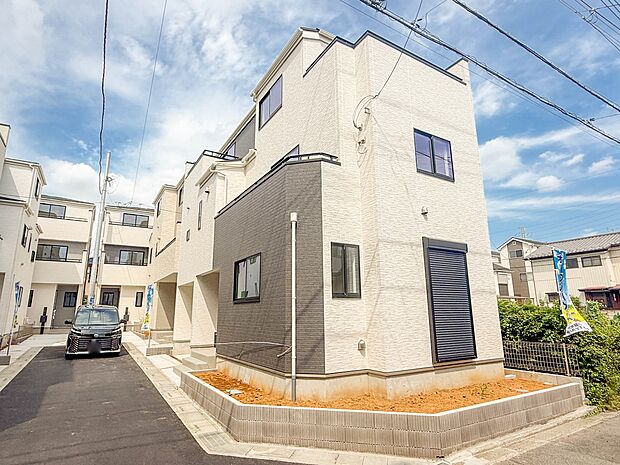 D号棟【前面道路4m】家の前をまっすぐの通りが走っている。クルマは少なく、人々は毎朝、ウォーキング、ジョギング、犬の散歩など、フリーな朝時間を過ごしている。