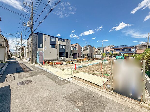 D号棟【前面道路4m】家の前をまっすぐの通りが走っている。クルマは少なく、人々は毎朝、ウォーキング、ジョギング、犬の散歩など、フリーな朝時間を過ごしている。