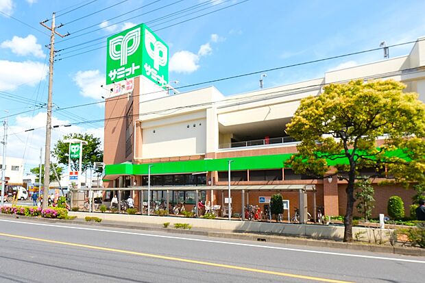 スーパー 700m サミット川口赤井店(私たちは、あなたの街のスーパーマーケット、をキーフレーズにしているスーパーチェーンです。食料品と家庭用品で、おいしさ満足、生活満足を毎日応援しています…