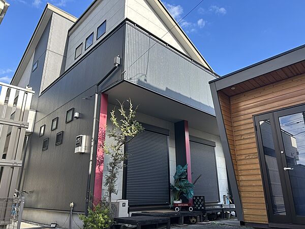 緑に彩られた街区に現出する建物は、ここに住まう方々へ余すこと無く太陽の恵みを届けられるように計画・設計されております。