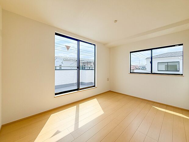 F号棟【洋室7帖】シンプルな内装はおしゃれのポイントです。シンプルは華美より飽きがこないからです。色や模様でおしゃれ感をだす。それがシンプルイズビューティーです。