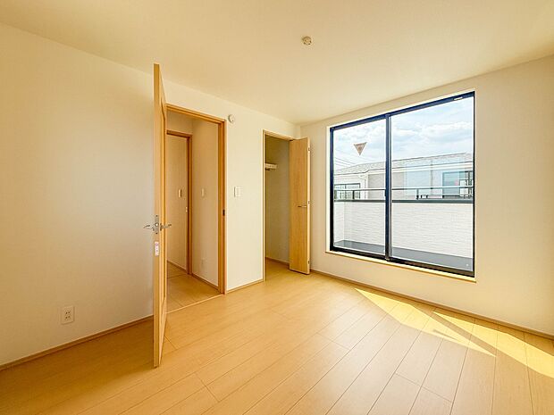 F号棟【子供部屋5.25帖】お子様のお部屋にぴったりなクロークを備えたフローリング仕様の洋室です。