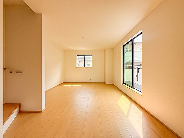 F号棟【LDK17.66帖】シンプルなデザインの家は風情がある。住む人のこだわりを感じる。外観も内装もいたってシンプル。居心地がよく、家事や趣味、子育てなどにも集中できる。家も人間も熟成する…