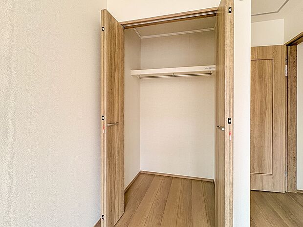 B号棟【収納】各所に配置された収納スペースは、洋服や小物はもちろんのこと、掃除機や日用予備品・お子様のおもちゃなど様々な物を収納して頂ける便利なスペースです。