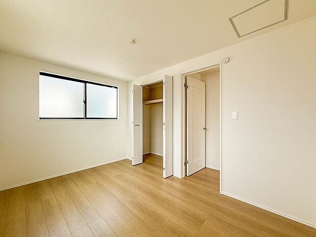 E号棟【子供部屋5.5帖】お子様のお部屋にぴったりなクロークを備えたフローリング仕様の洋室です。