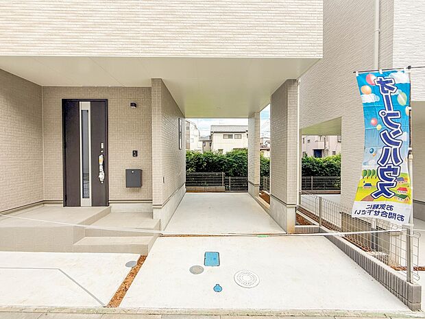 E号棟【駐車場】毎日の生活にマイカーが必須という方は、購入を検討する際、駐車場があることは大事な条件です。毎日の通勤や家族の送迎、買い物やお出かけなどクルマのある暮らしを満喫したい方は要チェ…