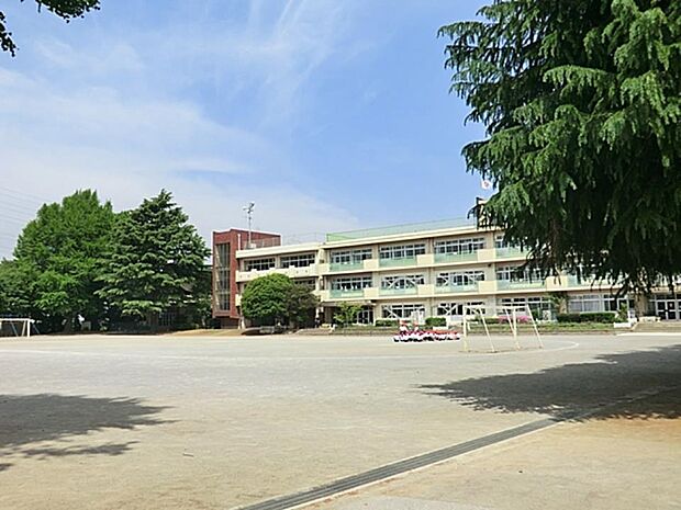 小学校 1200m 川口市立鳩ヶ谷小学校(「鳩小」(はとしょう)と呼ばれ、鳩ヶ谷駅から徒歩約5分の場所にあります。開校は明治5年、川口で最も古くからある学校です。教育目標に、よく考える子、思…
