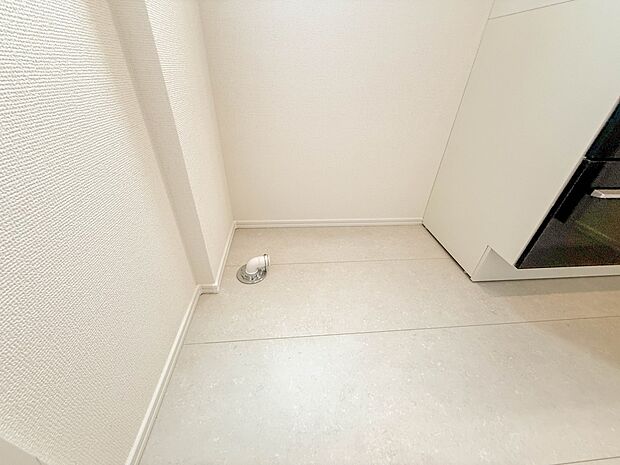 E号棟【ランドリースペース】毎日使う洗濯機。しっかりと奥行きのある置き場が確保されています。