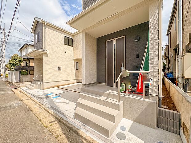 【2号棟玄関】家の顔となる玄関は、高いデザイン性が求められます。