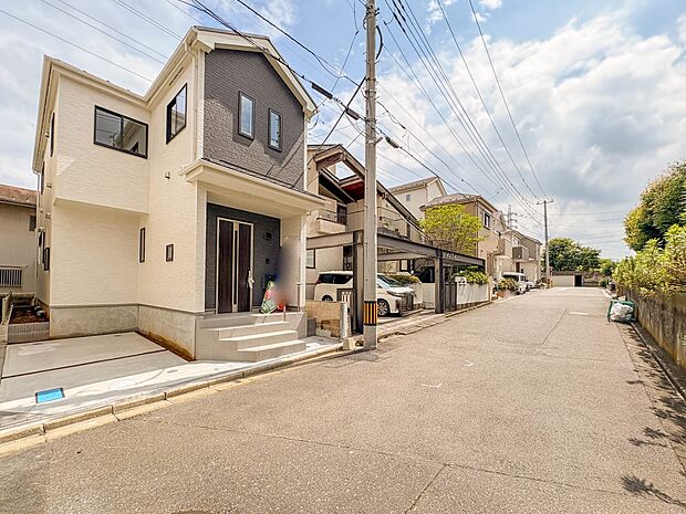 【玄関】玄関はおうちの顔と言われます。玄関アプローチは、外観デザインの印象を左右します。ご家族の個性を出しながら、素敵な玄関でお客様をお迎えしてください。