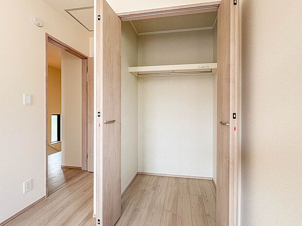 【収納】各所に配置された収納スペースは、洋服や小物はもちろんのこと、掃除機や日用予備品・お子様のおもちゃなど様々な物を収納して頂ける便利なスペースです。