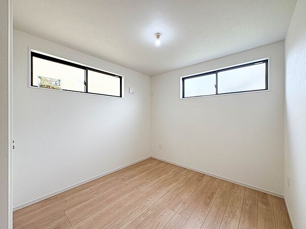 【子供部屋】お子様のお部屋にぴったりなクロークを備えたフローリング仕様の洋室です。