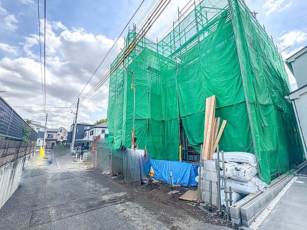 【前面道路】家の前をまっすぐの通りが走っている。クルマは少なく、人々は毎朝、ウォーキング、ジョギング、犬の散歩など、フリーな朝時間を過ごしている。