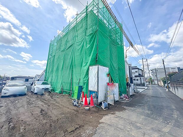 【前面道路】家の前をまっすぐの通りが走っている。クルマは少なく、人々は毎朝、ウォーキング、ジョギング、犬の散歩など、フリーな朝時間を過ごしている。