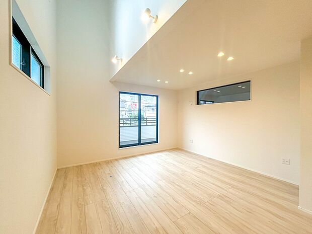 【リビングLDK18.6帖】 整然とした空間演出、快適な理想の暮らしの実現は家のみの拘りではなく、そこで暮らす方々にとって素敵な環境であることも挙げられると思います。四季折々の変化が奏でる…