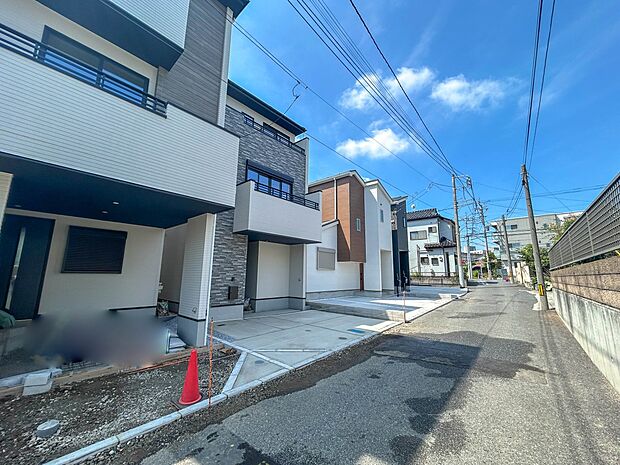 【前面道路】家の前をまっすぐの通りが走っている。クルマは少なく、人々は毎朝、ウォーキング、ジョギング、犬の散歩など、フリーな朝時間を過ごしている。