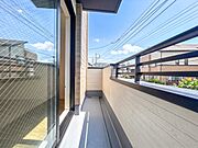 【バルコニー】バルコニーから差し込む陽光・通風は、住環境・快適性と共に有り続ける貴重な「財産」です。