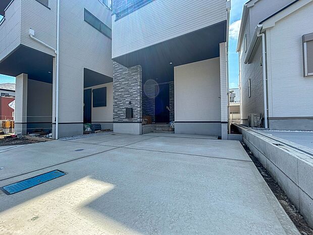【駐車場】ゆったりとした駐車スペースを確保。大きめのお車でもOK。