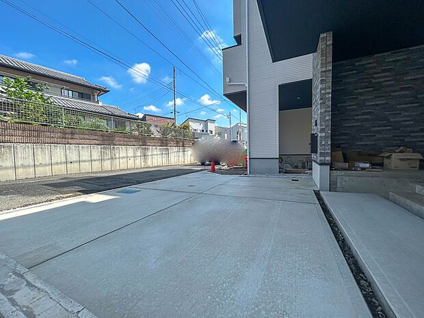 【駐車場】日々の暮らしにマイカーが必要。そんな方は物件の購入条件に駐車場は必須です。通勤に、家族のお迎えに、お買物に、おでかけに、クルマライフを楽しみたい方に。