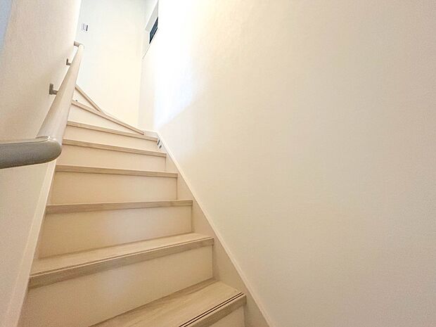【手すり付階段】手すりがないと階段の昇り降りで危険なことはもちろん、壁に手をつきながら歩くことで壁紙が汚れやすくなります。すべての方に快適に昇り降りしていただくため、手すりを設置しました。