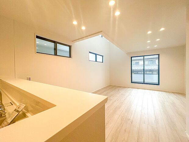【リビングダイニングLDK18.6帖】シンプルなデザインの家は風情がある。住む人のこだわりを感じる。外観も内装もいたってシンプル。居心地がよく、家事や趣味、子育てなどにも集中できる。家も人間…