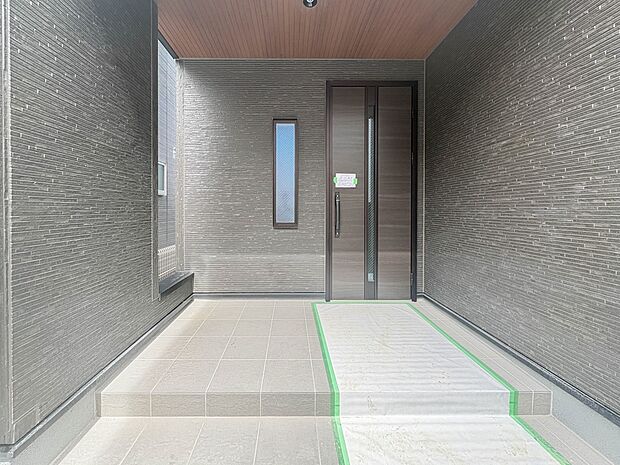 【玄関】家の顔となる玄関は、高いデザイン性が求められます。高級感と断熱性、防犯性に優れた玄関ドアを標準装備。ピッキング対策のセキュリティサムターン等、防犯に考慮しました。