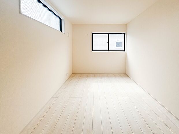 【子供部屋】お子様のお部屋にぴったりなクロークを備えたフローリング仕様の洋室です。
