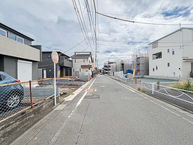 【前面道路】家の前をまっすぐの通りが走っている。クルマは少なく、人々は毎朝、ウォーキング、ジョギング、犬の散歩など、フリーな朝時間を過ごしている。