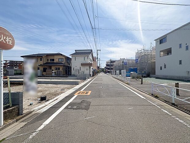 【外観】堂々たる趣ながら、主張し過ぎずどこか余裕を感じさせるシャープなフォルムで佇む邸宅は、晴天の空と照らし合わせる事で、本来あるべき完成形の姿を見せてくれます。