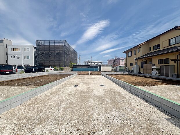 【前面道路】陽当りや通風性など各所に施された工夫で住みやすさを実現。部屋の大きさや周辺環境・街並など、資料には掲載していない情報が現地にはたくさんございます。是非ご確認下さい。