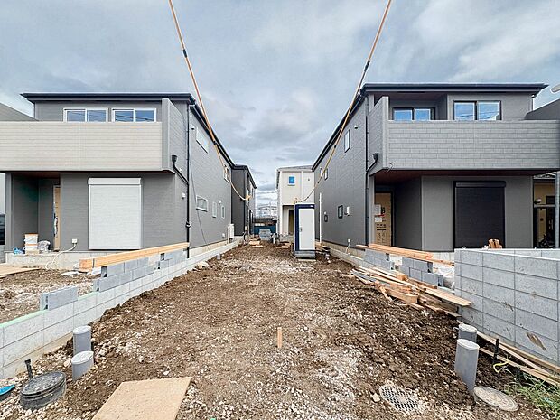 【前面道路】陽当りや通風性など各所に施された工夫で住みやすさを実現。部屋の大きさや周辺環境・街並など、資料には掲載していない情報が現地にはたくさんございます。是非ご確認下さい。
