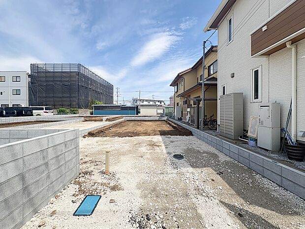 【外観】堂々たる趣ながら、主張し過ぎずどこか余裕を感じさせるシャープなフォルムで佇む邸宅は、晴天の空と照らし合わせる事で、本来あるべき完成形の姿を見せてくれます。