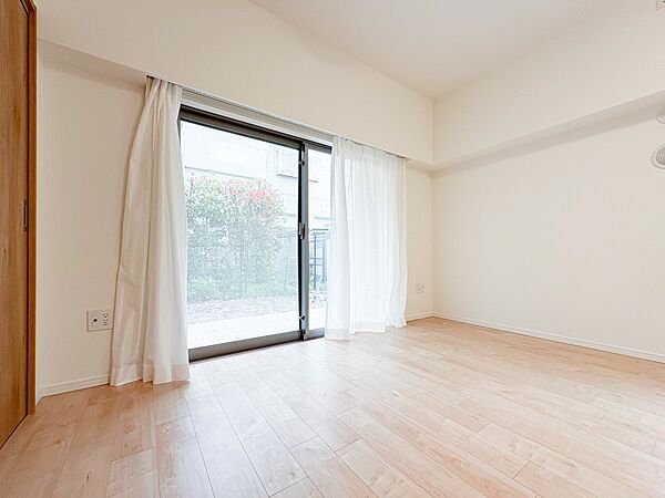【リビング】  整然とした空間演出、快適な理想の暮らしの実現は家のみの拘りではなく、そこで暮らす方々にとって素敵な環境であることも挙げられると思います。四季折々の変化が奏でる鼓動を楽しんで下…