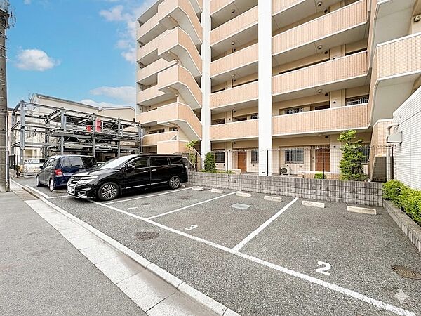 【駐車場】毎日の生活にマイカーが必須という方は、購入を検討する際、駐車場があることは大事な条件です。＊CGにより晴天に加工しております