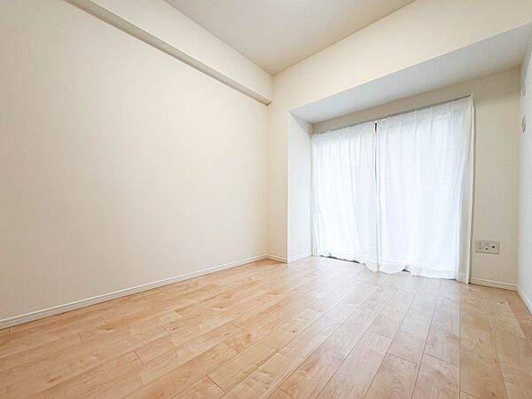 【リビング以外の居室5.6帖】独立性を高めたお部屋。たっぷりの収納も配備しており、片付いた空間を現実出来そう。陽光も降り注ぐ明るく開放的な空間が魅力的。