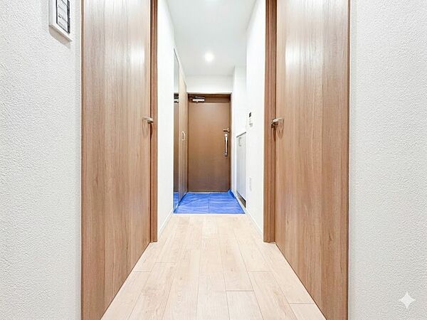【廊下】玄関からリビングへ向かう廊下です。＊CGにより建築資材を消しております