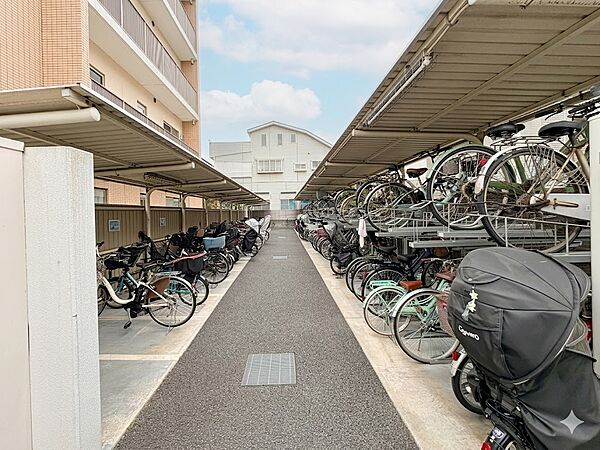 【駐輪場】駐輪場があると自転車を自由に出し入れ出来るので便利。屋根付きで雨にさらされる心配もありません。＊CGにより晴天に加工しております