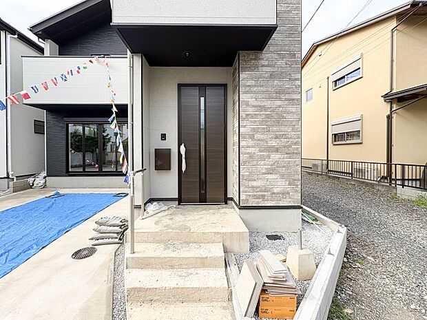 【玄関】家の顔となる玄関は、高いデザイン性が求められます。高級感と断熱性、防犯性に優れた玄関ドアを標準装備。ピッキング対策のセキュリティサムターン等、防犯に考慮しました。