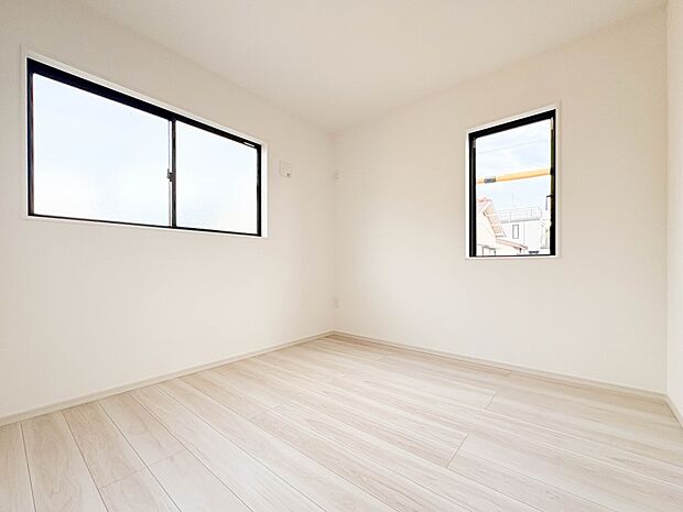 【子供部屋5帖】お子様のお部屋にぴったりなクロークを備えたフローリング仕様の洋室です。