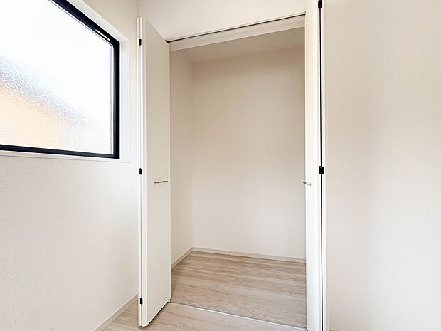 【収納】壁面クローゼットのメリットは、衣類が横一列に並ぶためひと目で洋服が選びやすいこと。衣類をたくさんお持ちの方も、限られたスペース内に無理なく収納することができます。