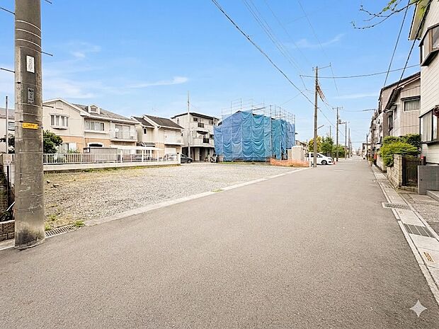 【前面道路】車の通行が少ないので、静かな住環境を維持することができます。＊CGにより晴天に変えています